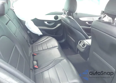 2018 Mercedes-Benz C 300 z USA, uszkodzony, nr VIN 55SWF4JB4JU243764